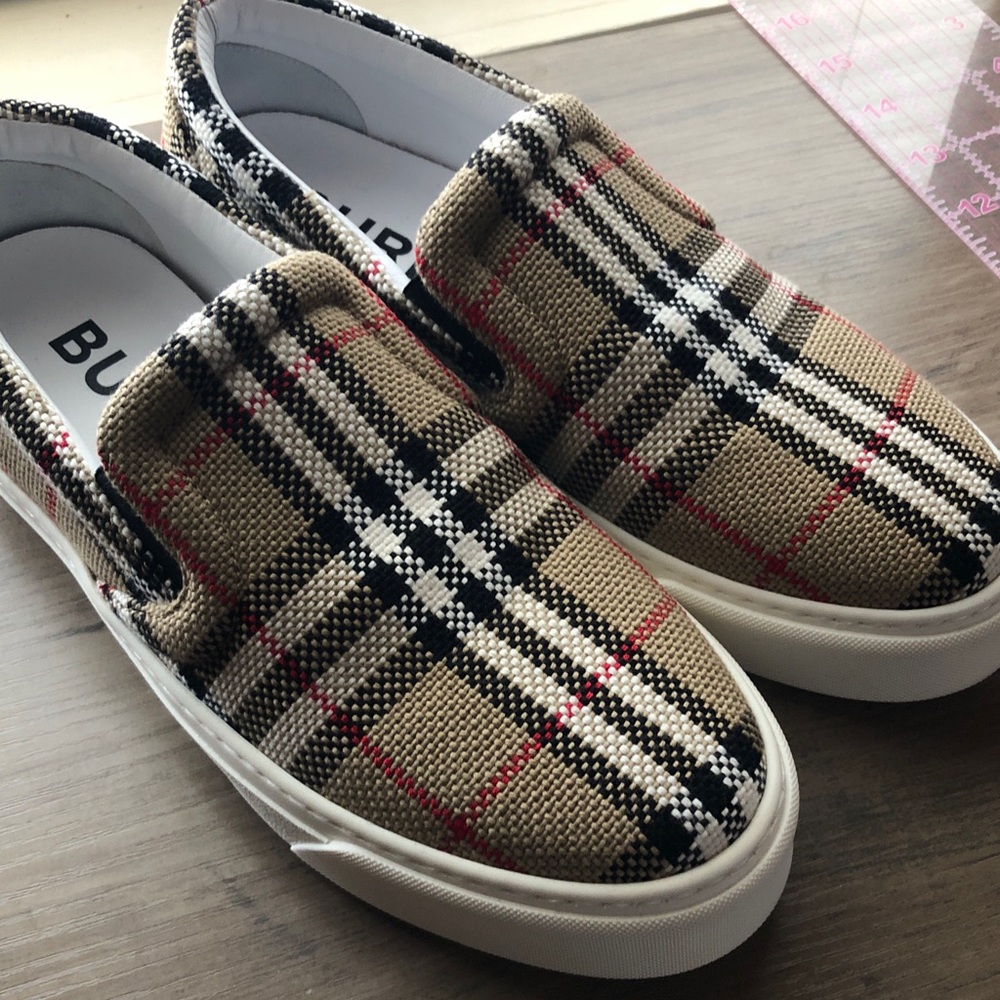 NWT Burberry Thompson Check Slip ons size 37 - Picture 2 of 14